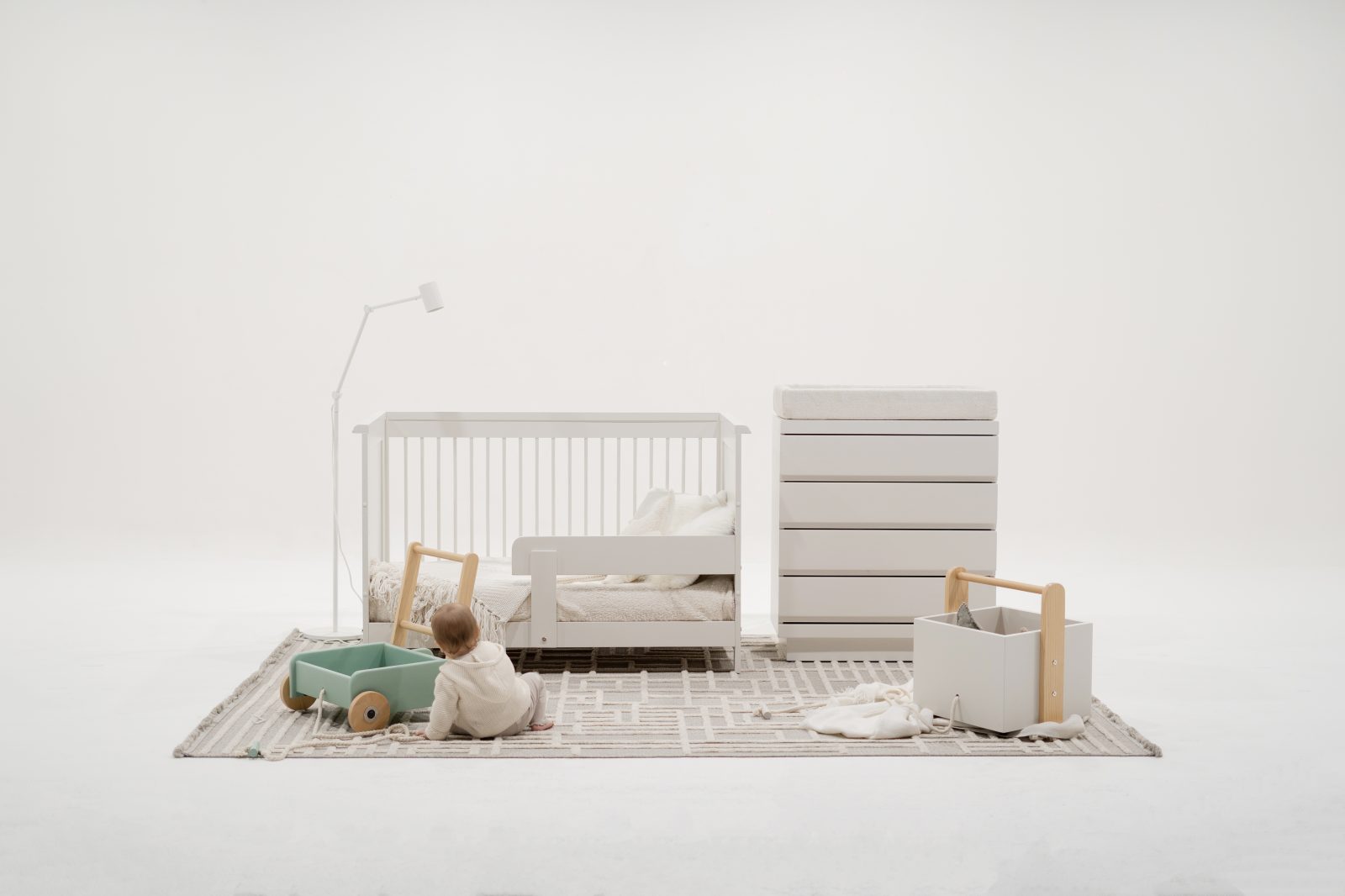 elena entrenadora, cómoda, baul y carrito